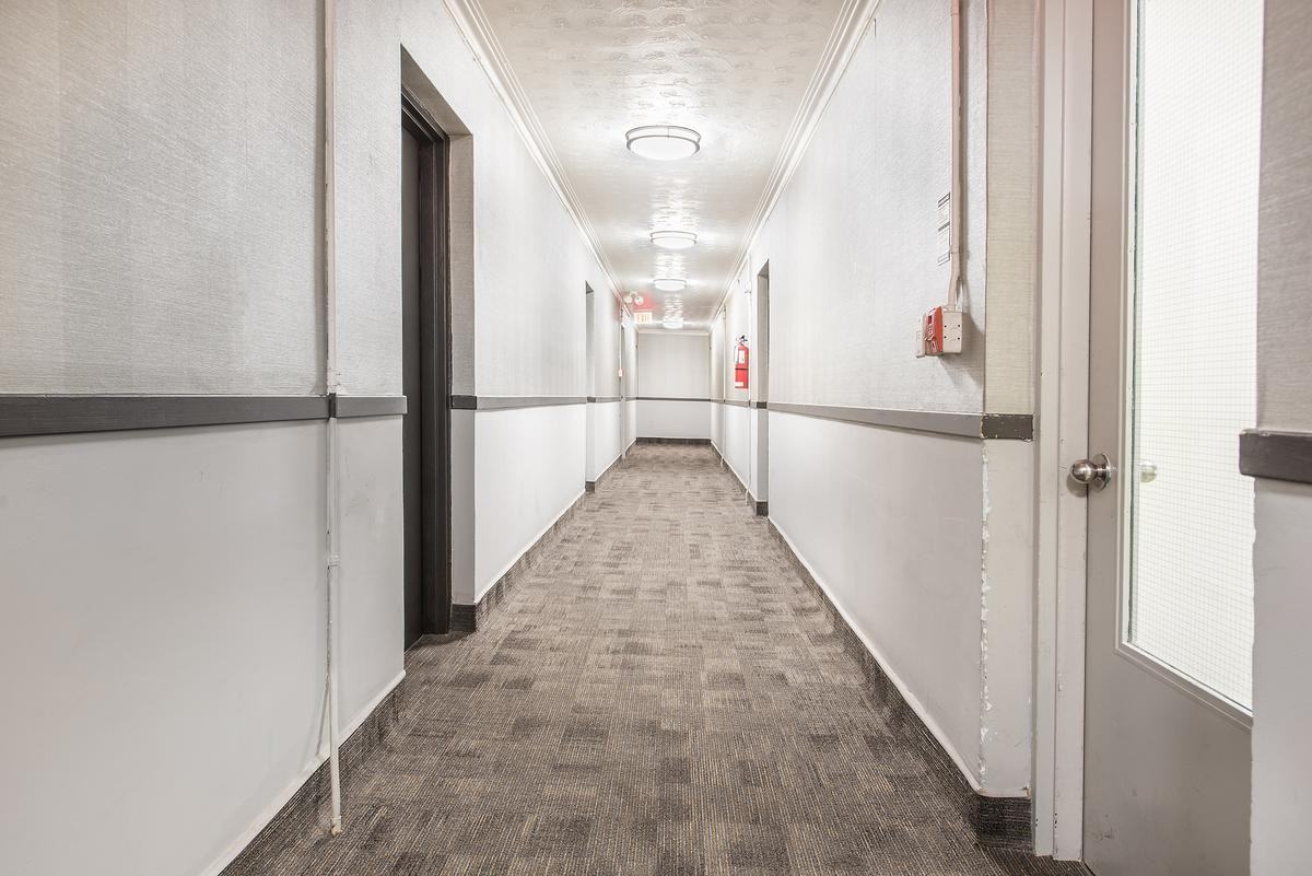 206 Lakeshore Road East - Photo 7 of 11