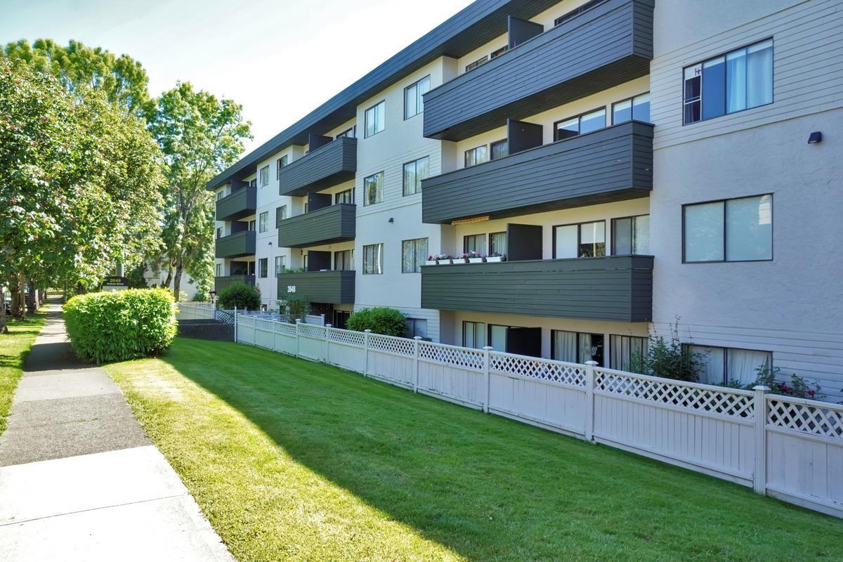 Royal Graham Apartments - Photo 6 of 12