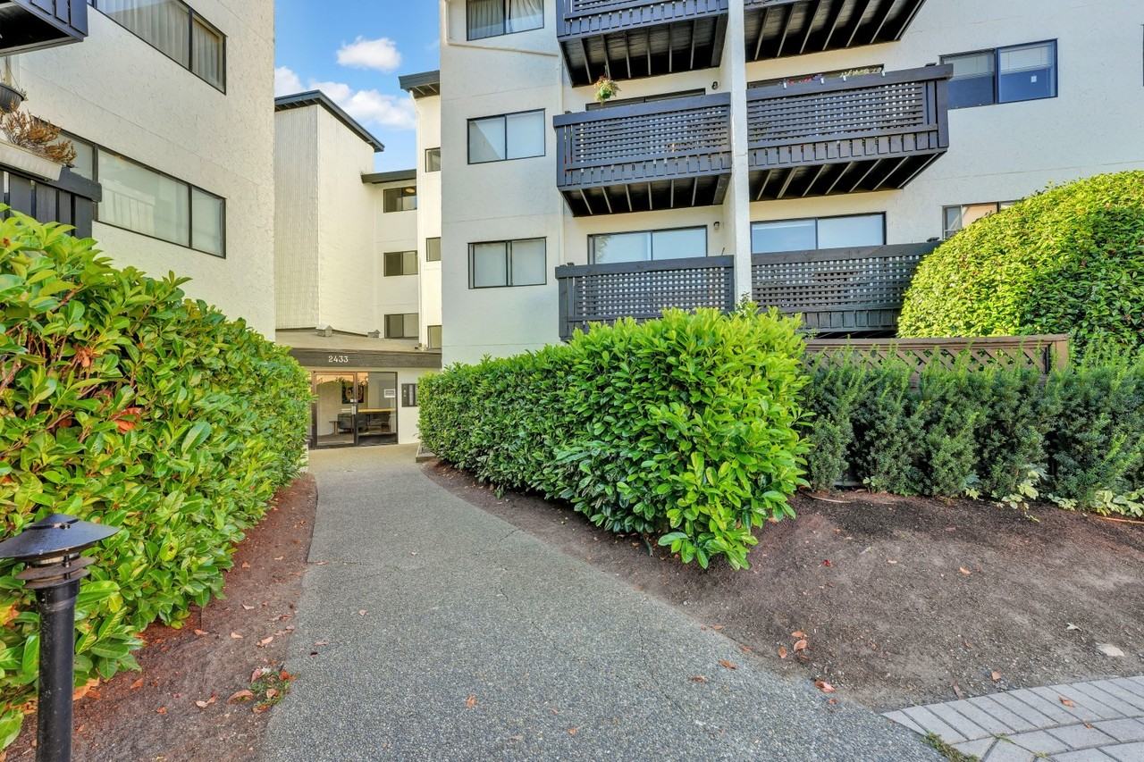 Roberts Manor Apartments - Photo 4 of 15