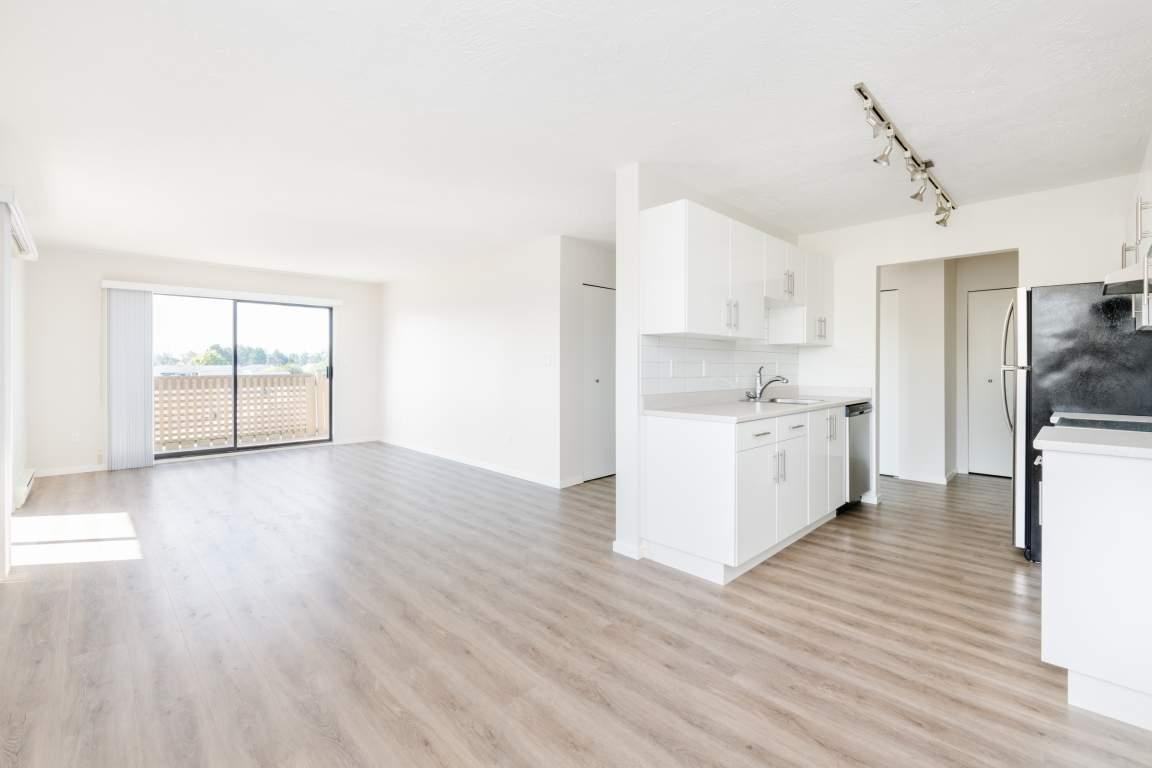 Roberts Manor Apartments - Photo 3 of 13