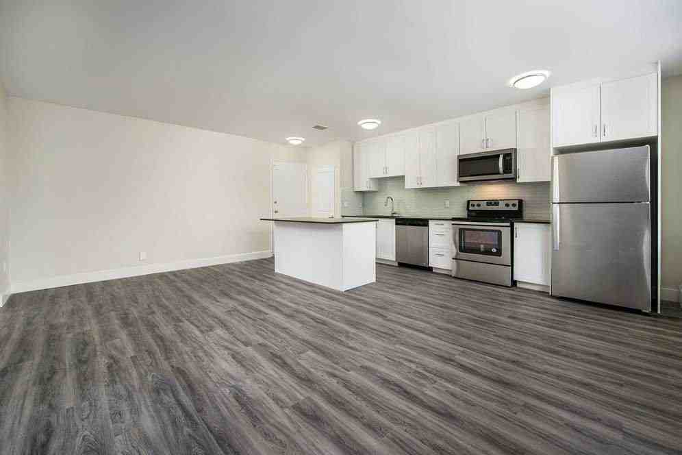 1301 Dundas Street W - Photo 7 of 27