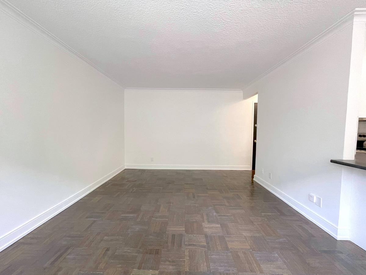 140 Kingston Road - Photo 7 of 22