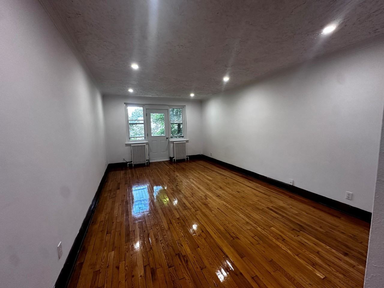 5821 CHEMIN COTE ST LUC - Photo 4 of 38