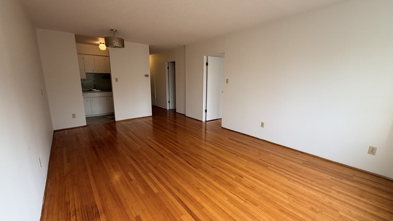 Kitsilano Low rise Apartment - Photo 3 of 20