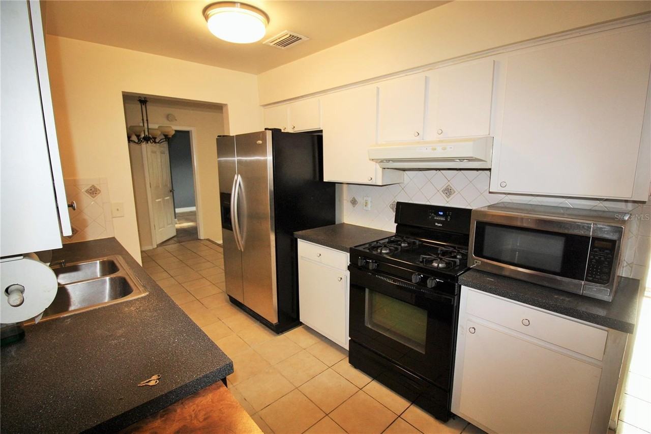 Wilshire Drive 610 - Photo 2 of 11