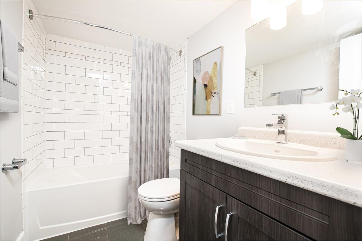 212 Lakeshore Road East - Photo 7 of 10