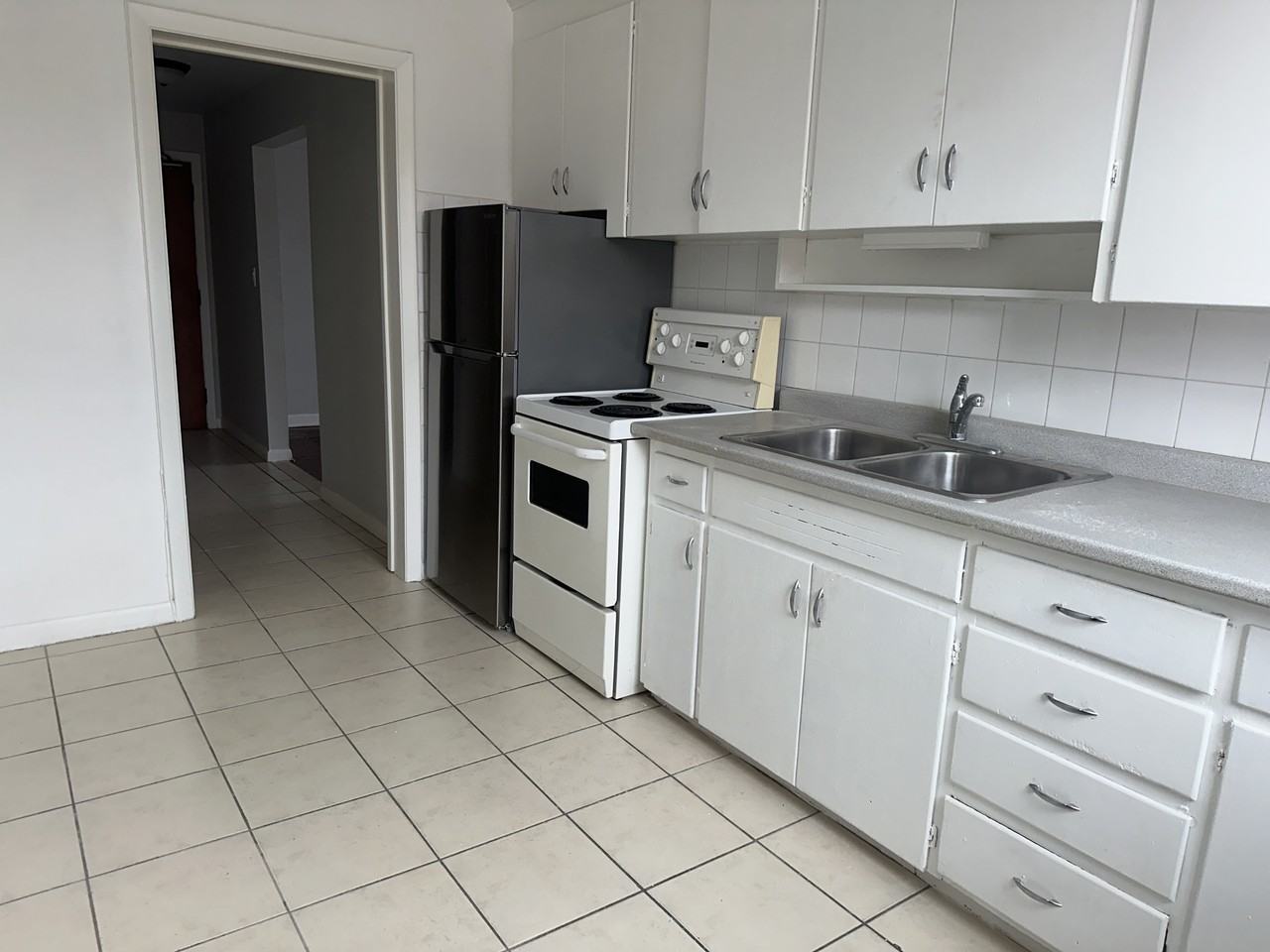 2128 Harris Crescent - Photo 2 of 8