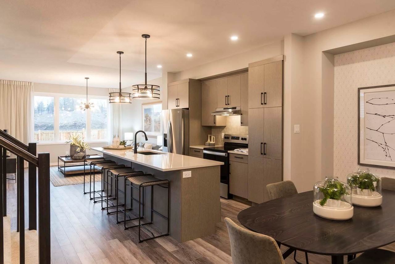 685 Taliesin Crescent - Photo 3 of 18