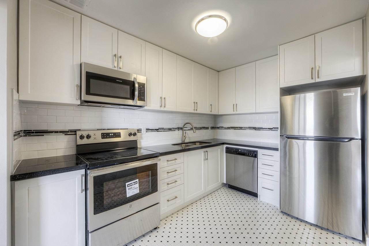 440 Rathburn Road - Photo 5 of 30