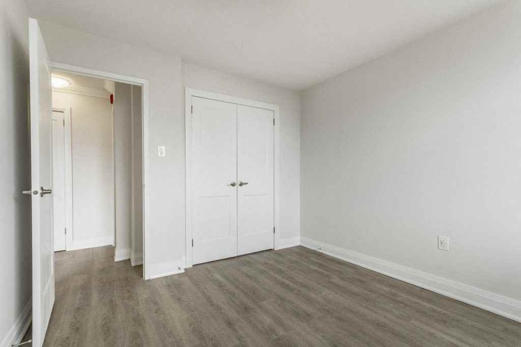 20 Elizabeth Street N - Photo 5 of 13