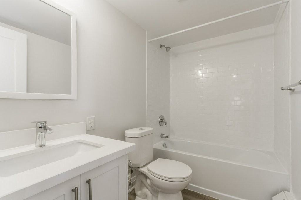 20 Elizabeth Street N - Photo 7 of 13