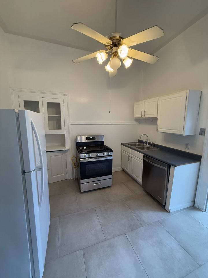 4020 Coliseum - Photo 2 of 11