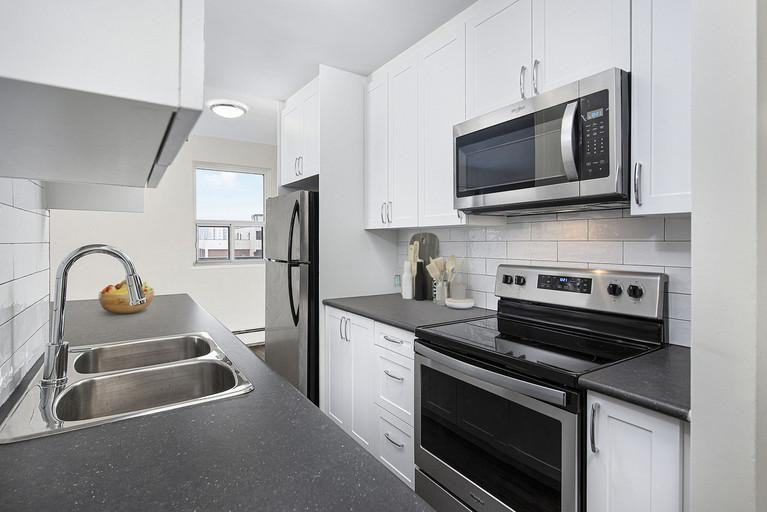 250 Roehampton Avenue - Photo 5 of 7