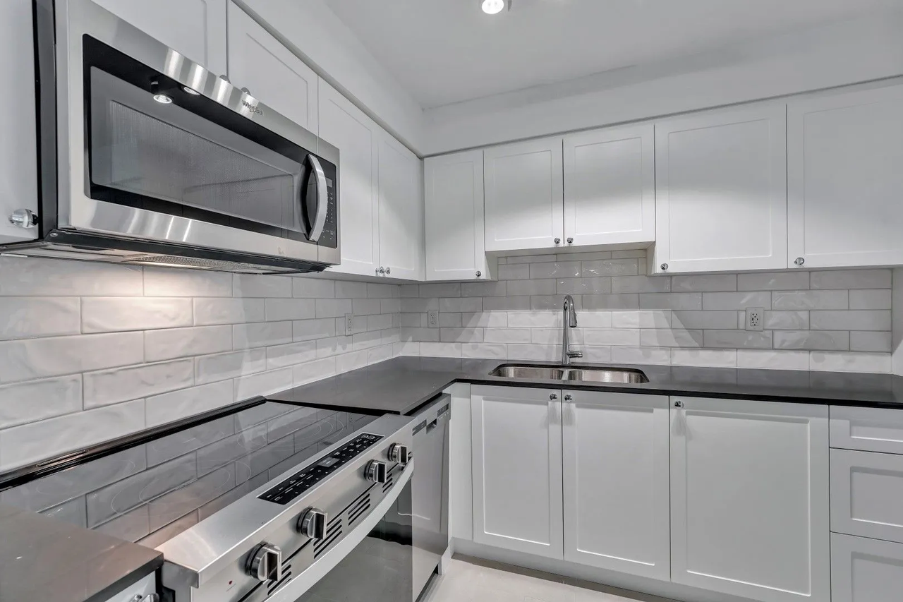 1371 Harwood Street - Photo 5 of 11