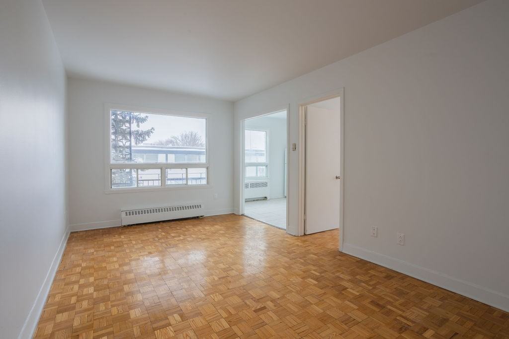 4290-4324 Boul. Métropolitain - Photo 2 of 25