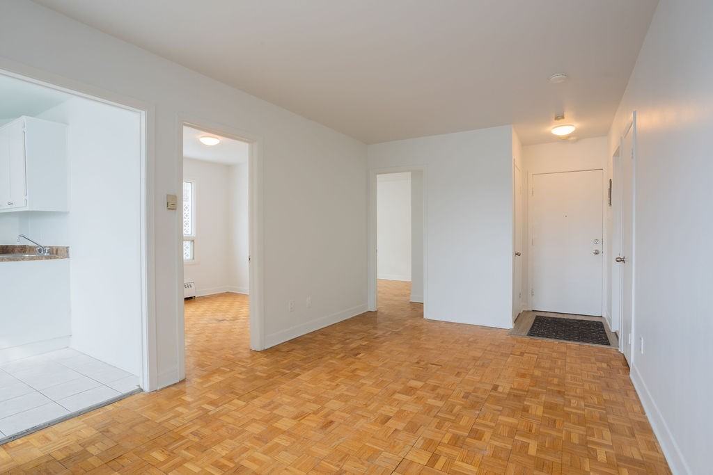 4290-4324 Boul. Métropolitain - Photo 3 of 25