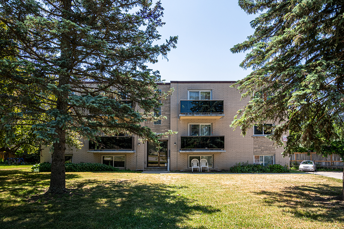 7-11 Manhattan Crt. - Photo 7 of 9