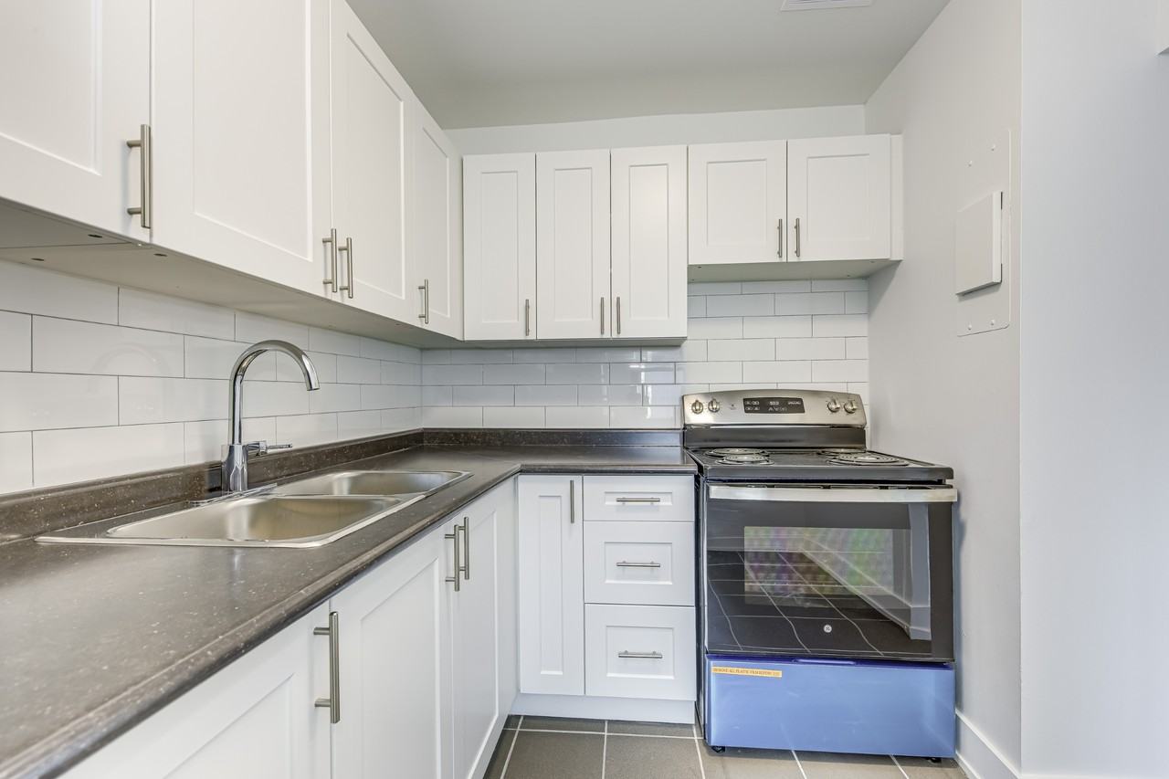 285 North Service Road Apartments - Photo 3 of 20