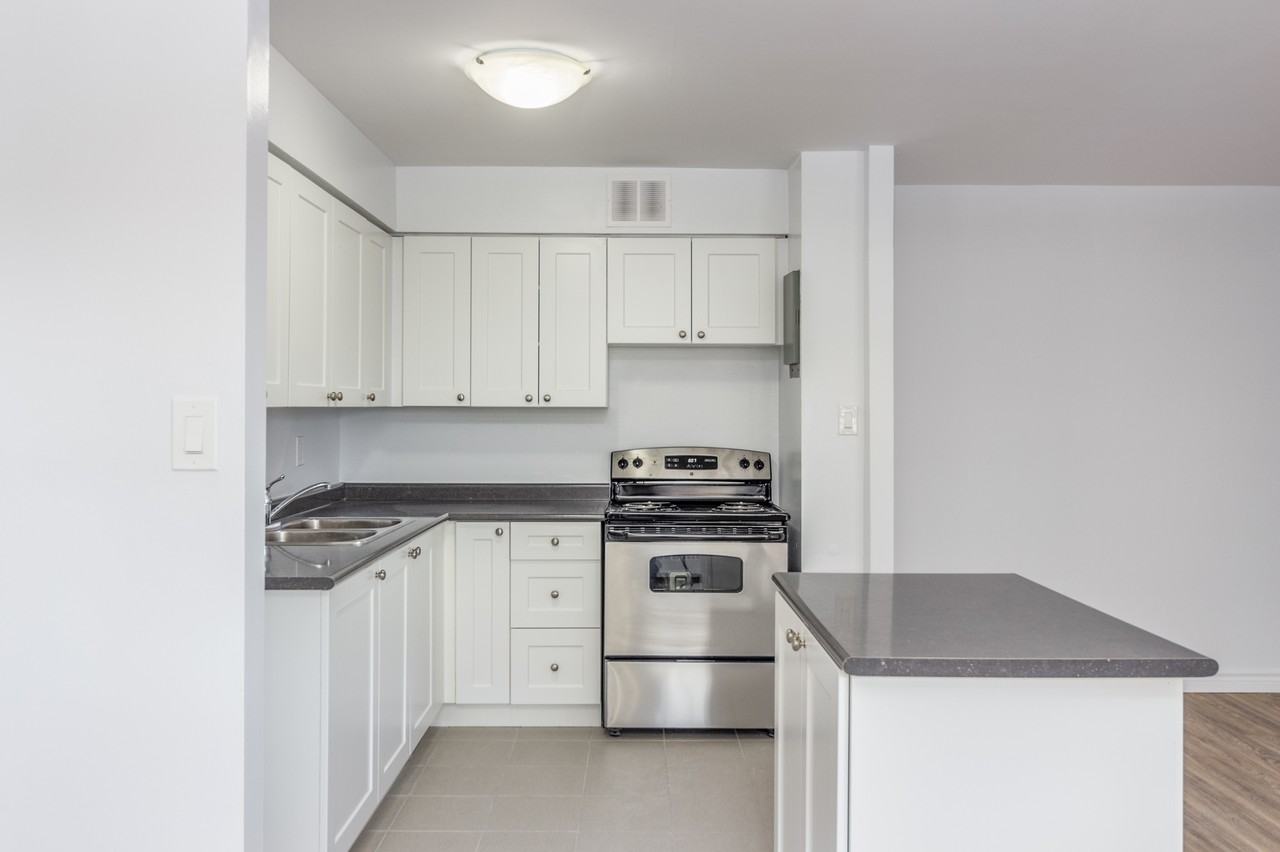 275 North Service Road Apartments - Photo 5 of 8