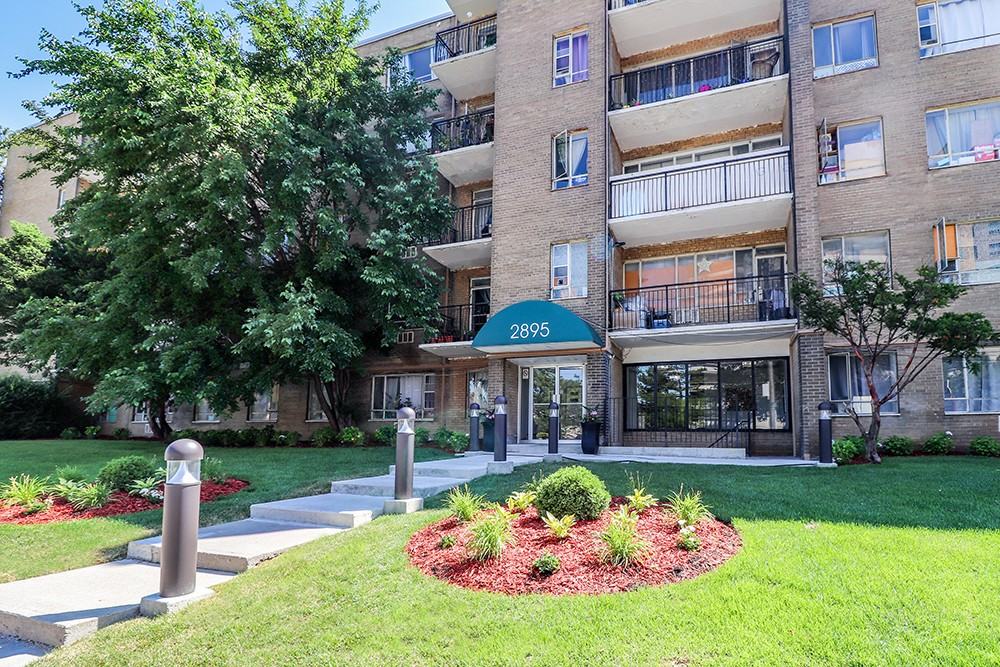 2895 Bathurst St, Toronto - Photo 2 of 6