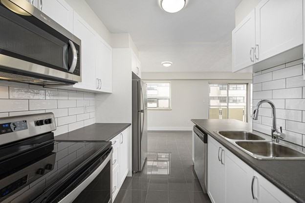 110 Park Road North - Photo 2 of 10