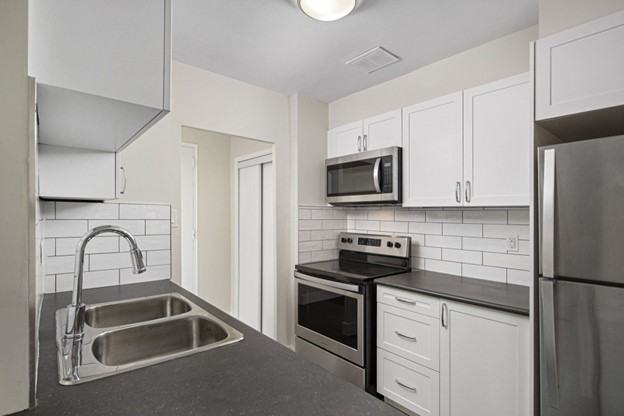 110 Park Road North - Photo 3 of 10