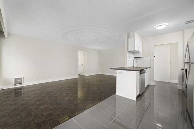 110 Park Road North - Photo 5 of 10