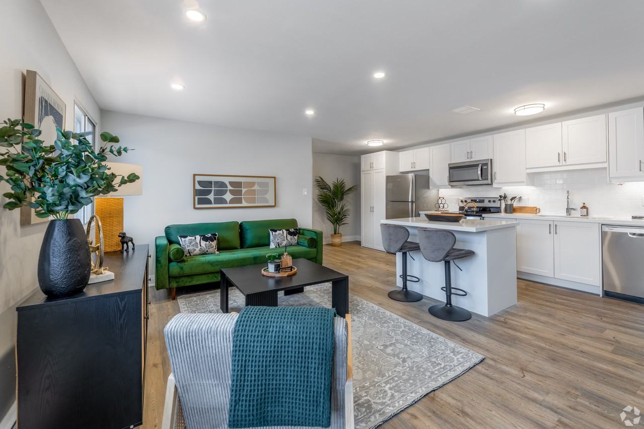 1111 Forestwood Drive, Mississauga - Photo 2 of 13