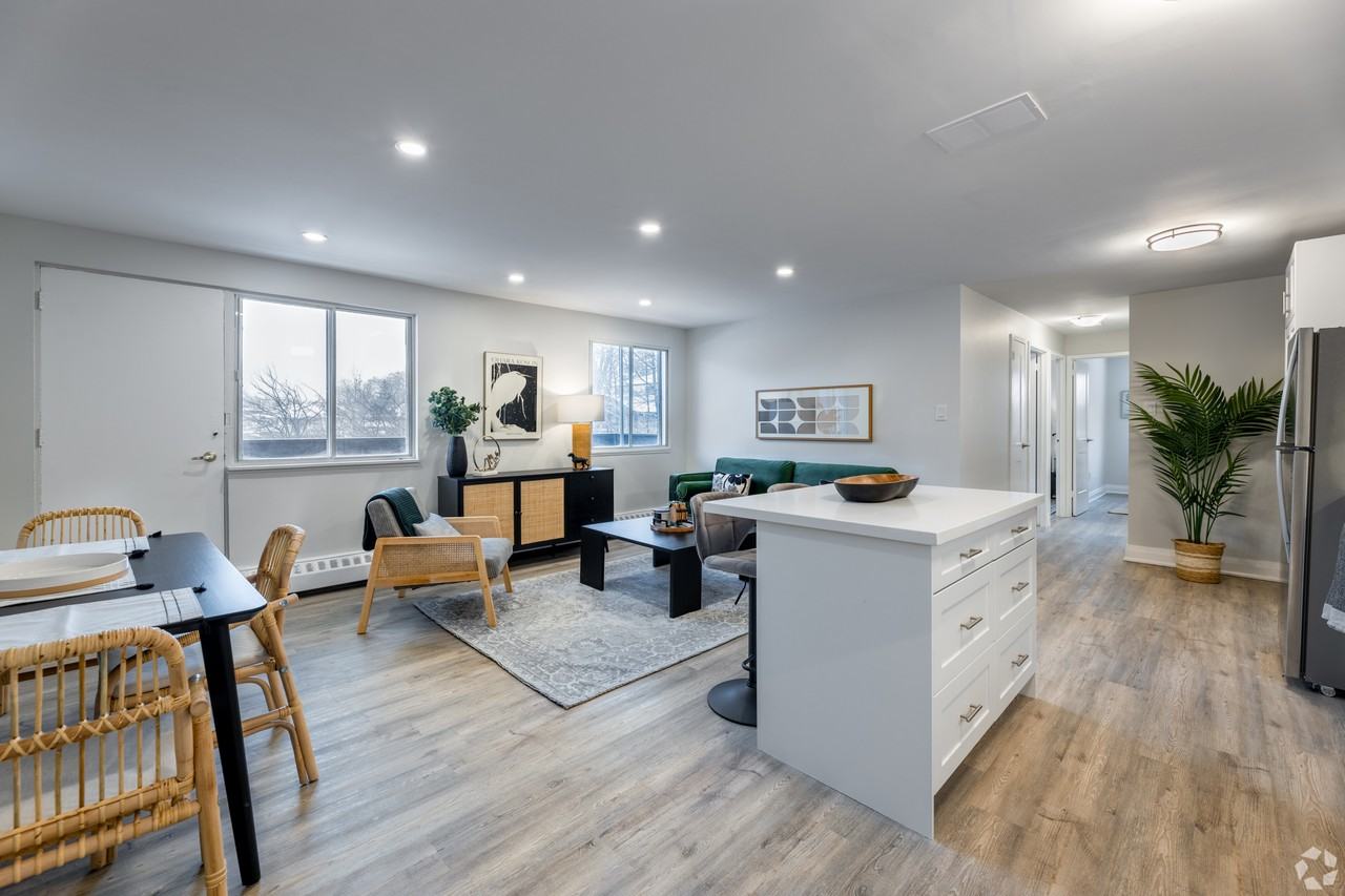 1111 Forestwood Drive, Mississauga - Photo 6 of 13