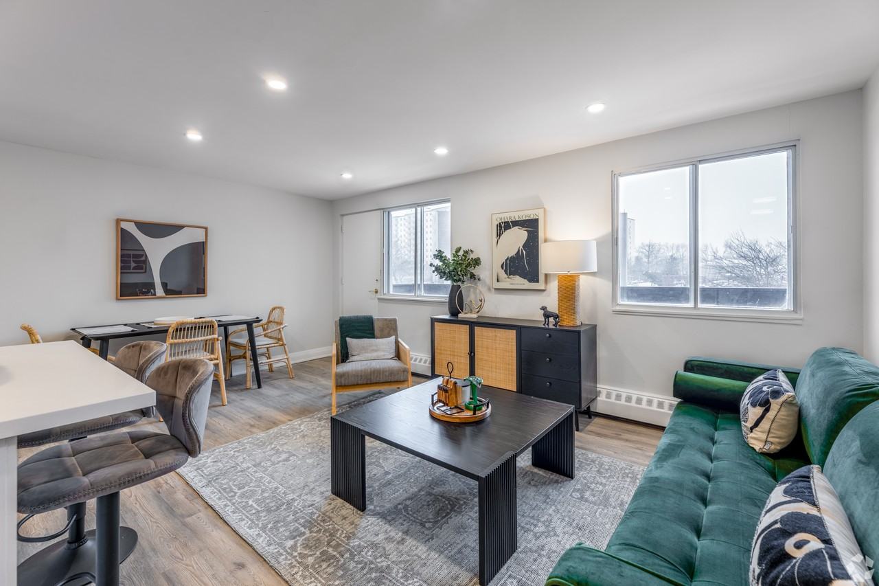 1111 Forestwood Drive, Mississauga - Photo 7 of 13