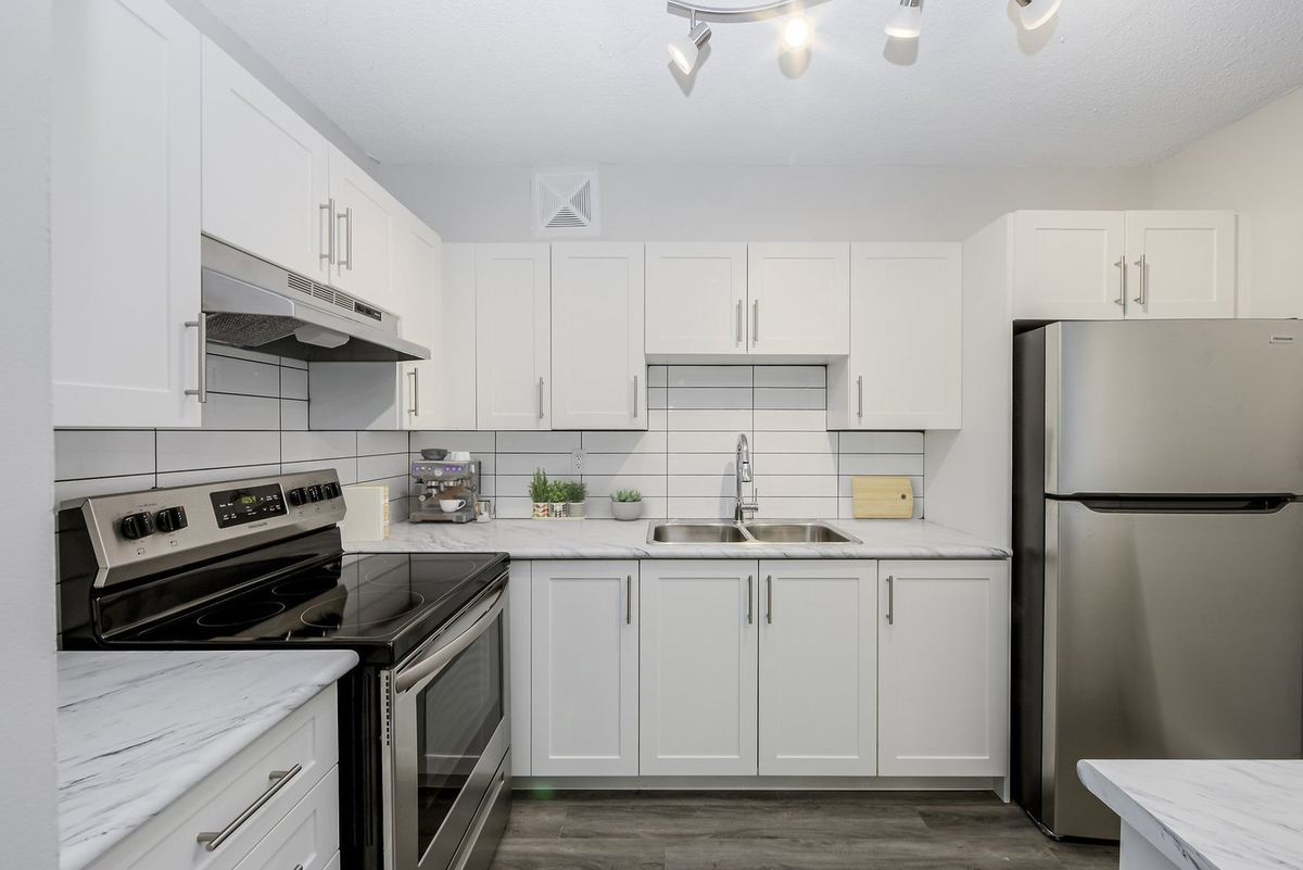 300 Antibes Drive - Photo 7 of 21