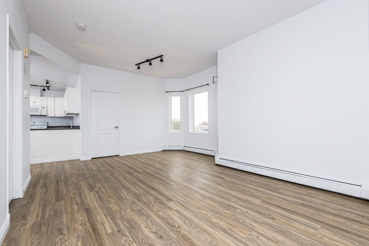 Grand Central Manor - Photo 6 of 17