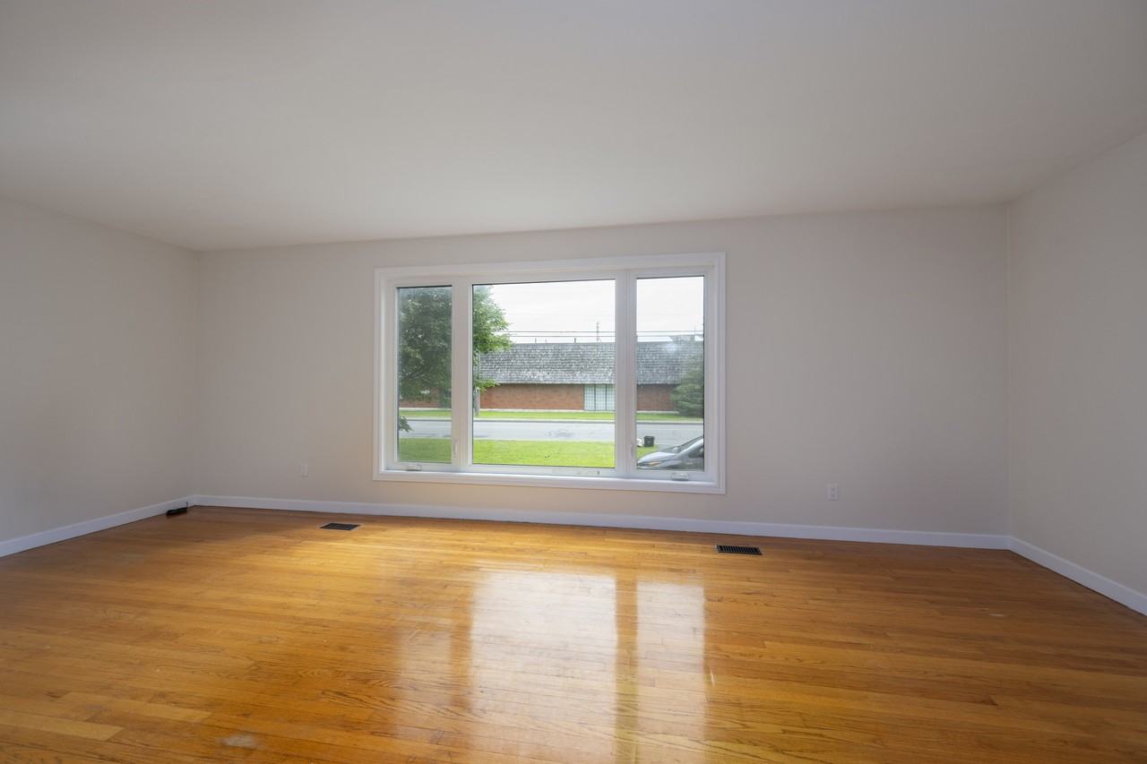 1670 Russell Rd - Photo 5 of 23