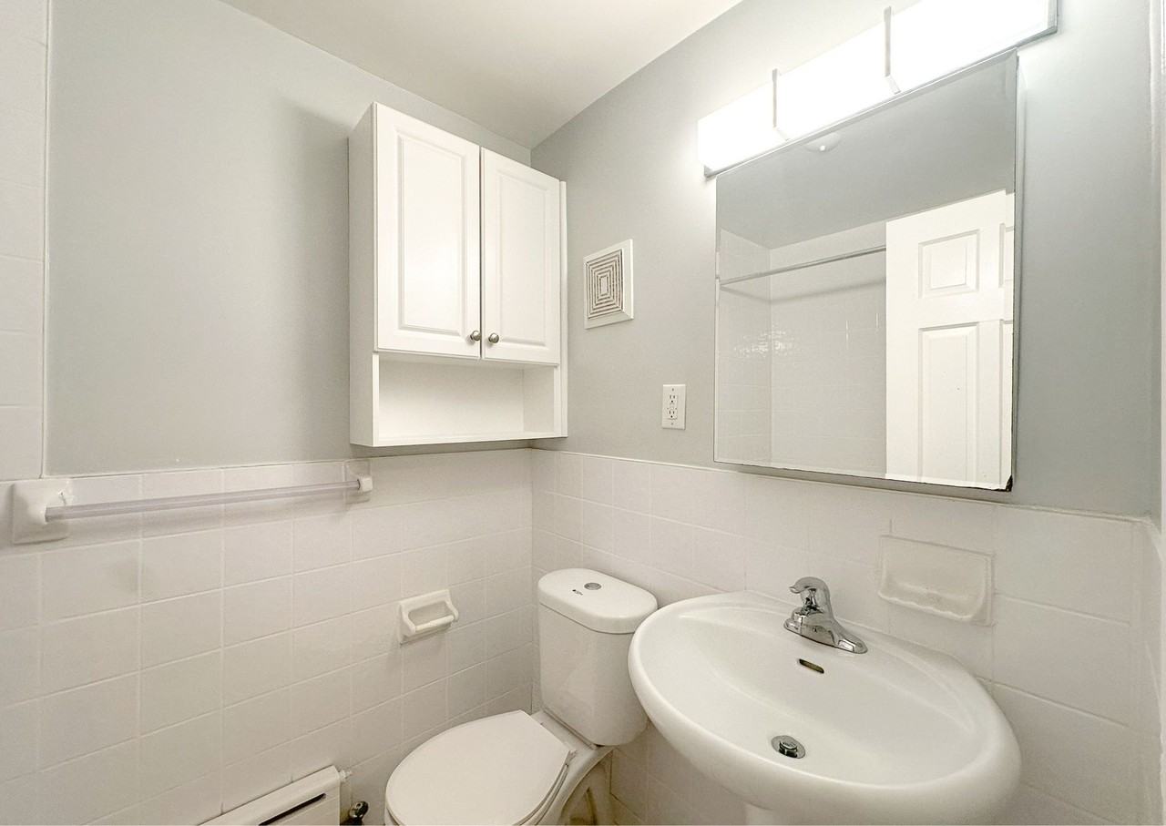 Du Maurier Apartments - Photo 4 of 8