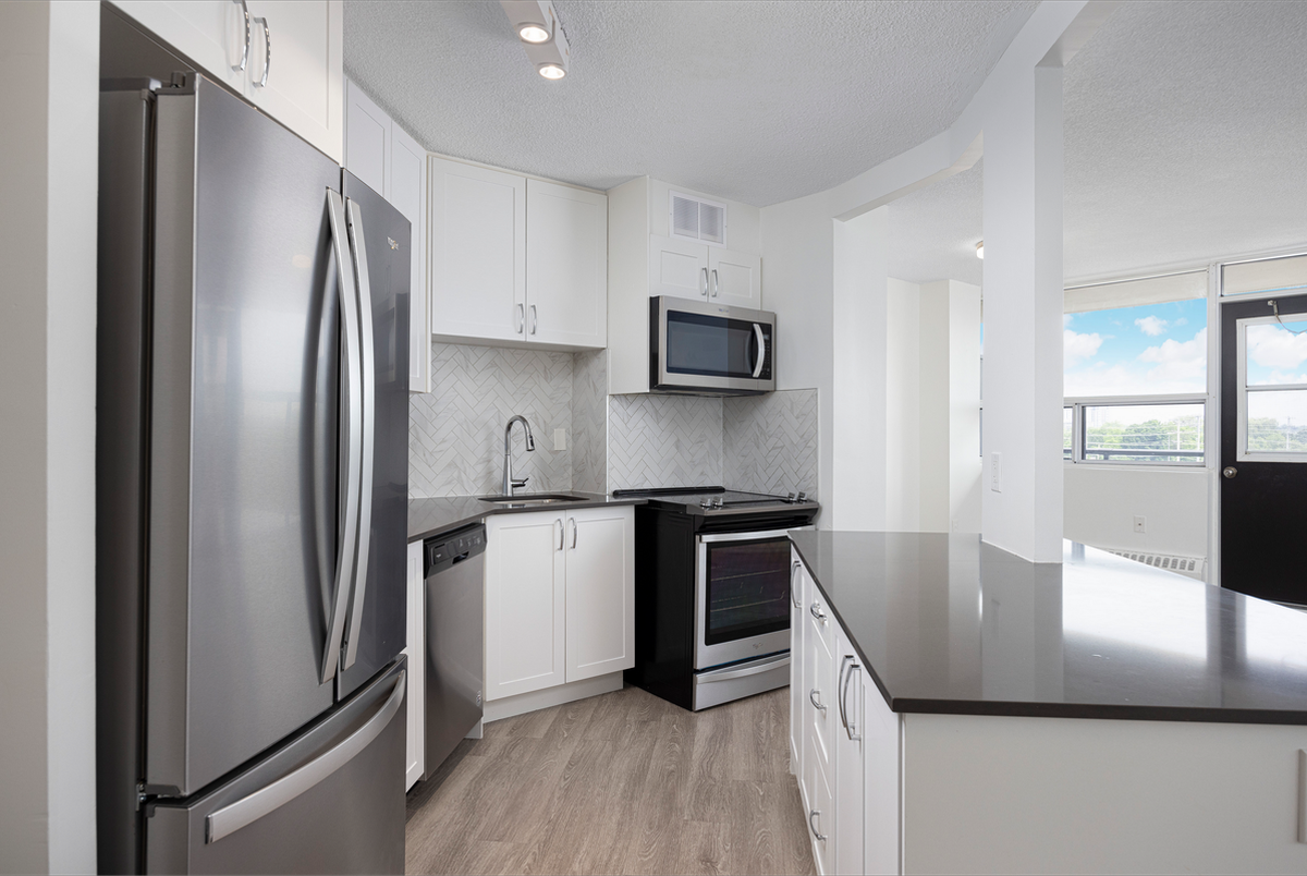 3122 Hurontario Street - Photo 4 of 17