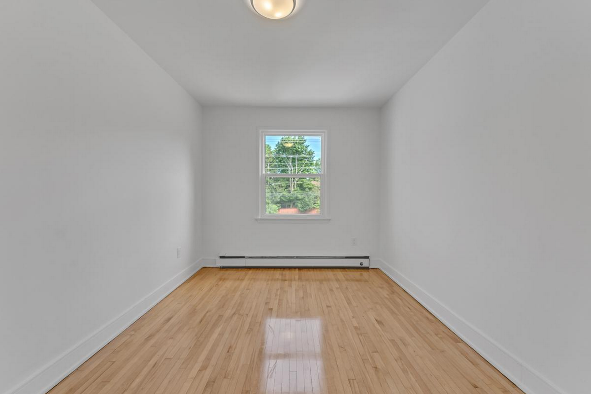 389-401 Yonge Street - Photo 2 of 18