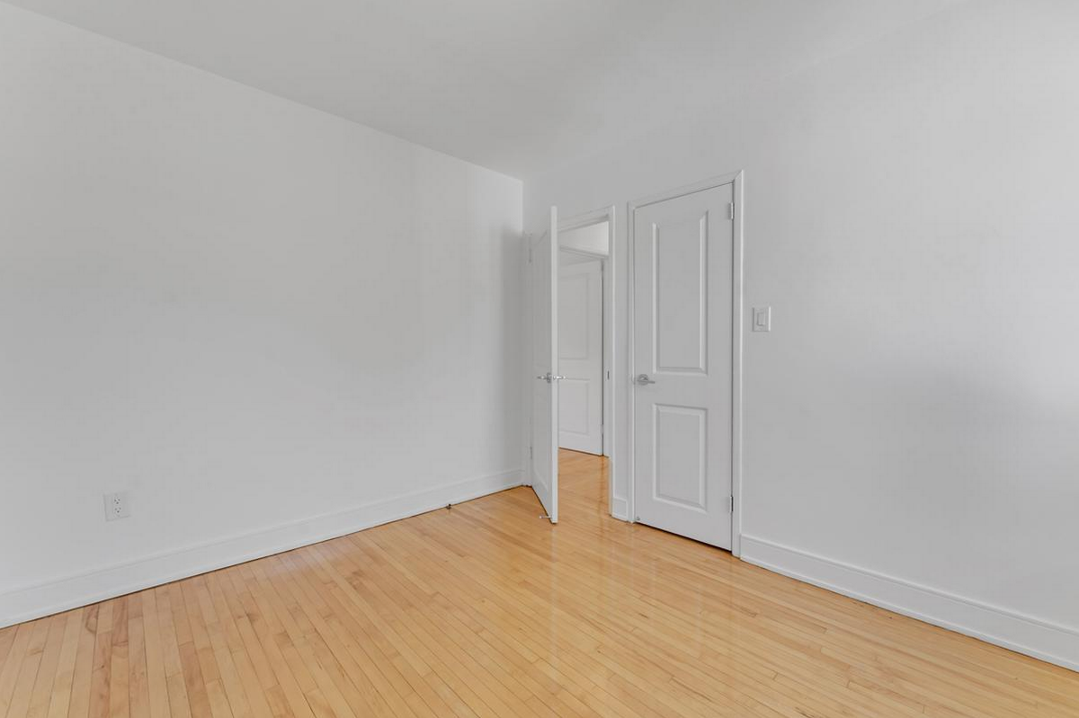 389-401 Yonge Street - Photo 6 of 18