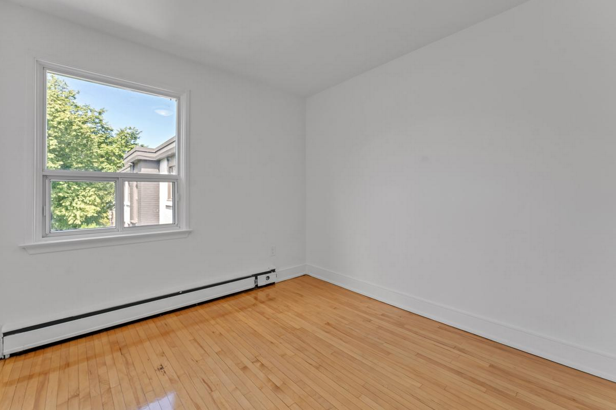 389-401 Yonge Street - Photo 7 of 18