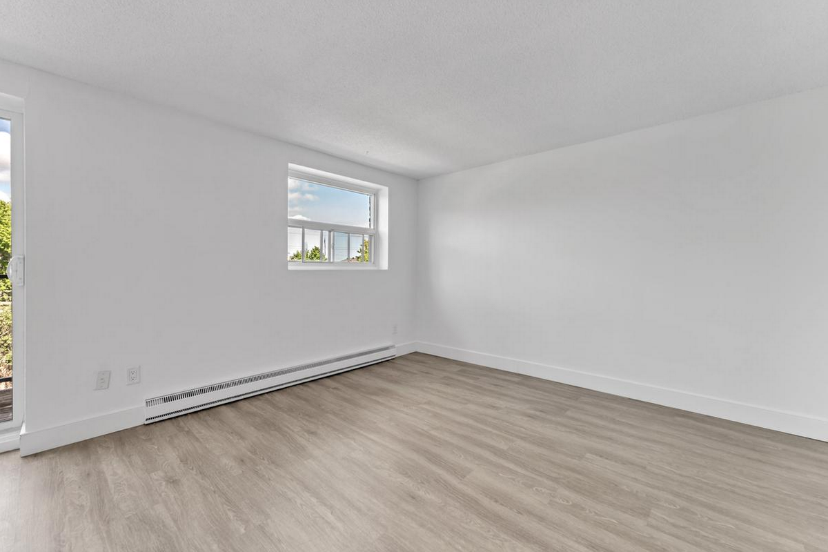 181 Queen Mary Road - Photo 2 of 19