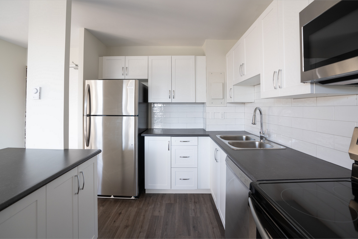 700-710 Sir John A. MacDonald Blvd. - Photo 6 of 10