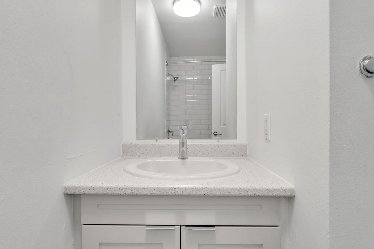 371 Yonge Street - Photo 4 of 17