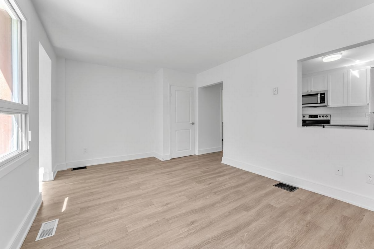 371 Yonge Street - Photo 5 of 17