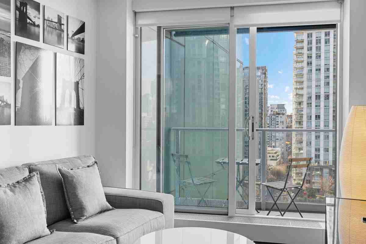 Executive Suite in Vancouver | Fully Furnished | Short - Photo 4 of 29