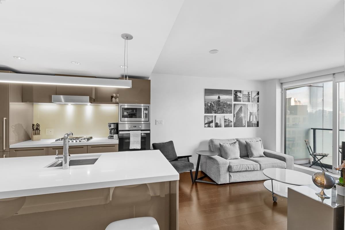 Executive Suite in Vancouver | Fully Furnished | Short - Photo 6 of 29