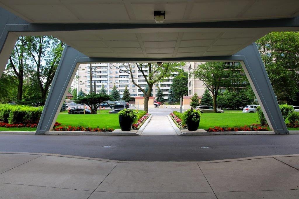 35 Esterbrooke Ave - Photo 4 of 24