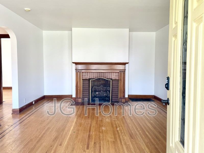 1810 Cypress St - Photo 3 of 9