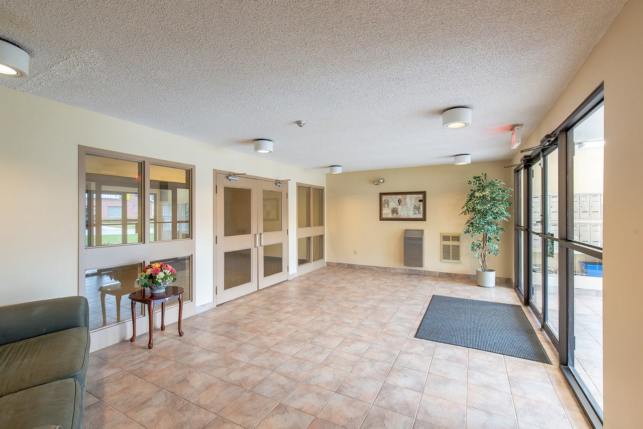 Orange Manor Apartments - Photo 5 of 11