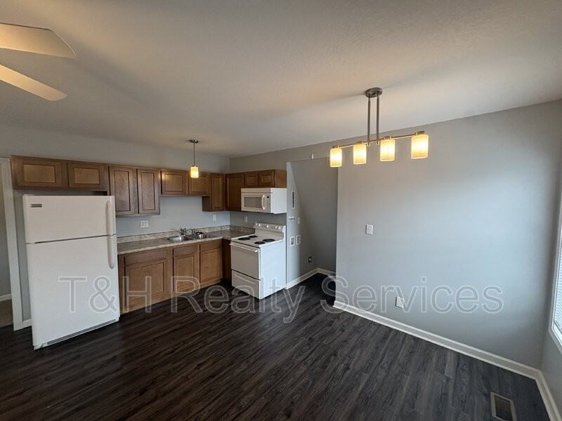 409 W Washington St - Photo 5 of 13