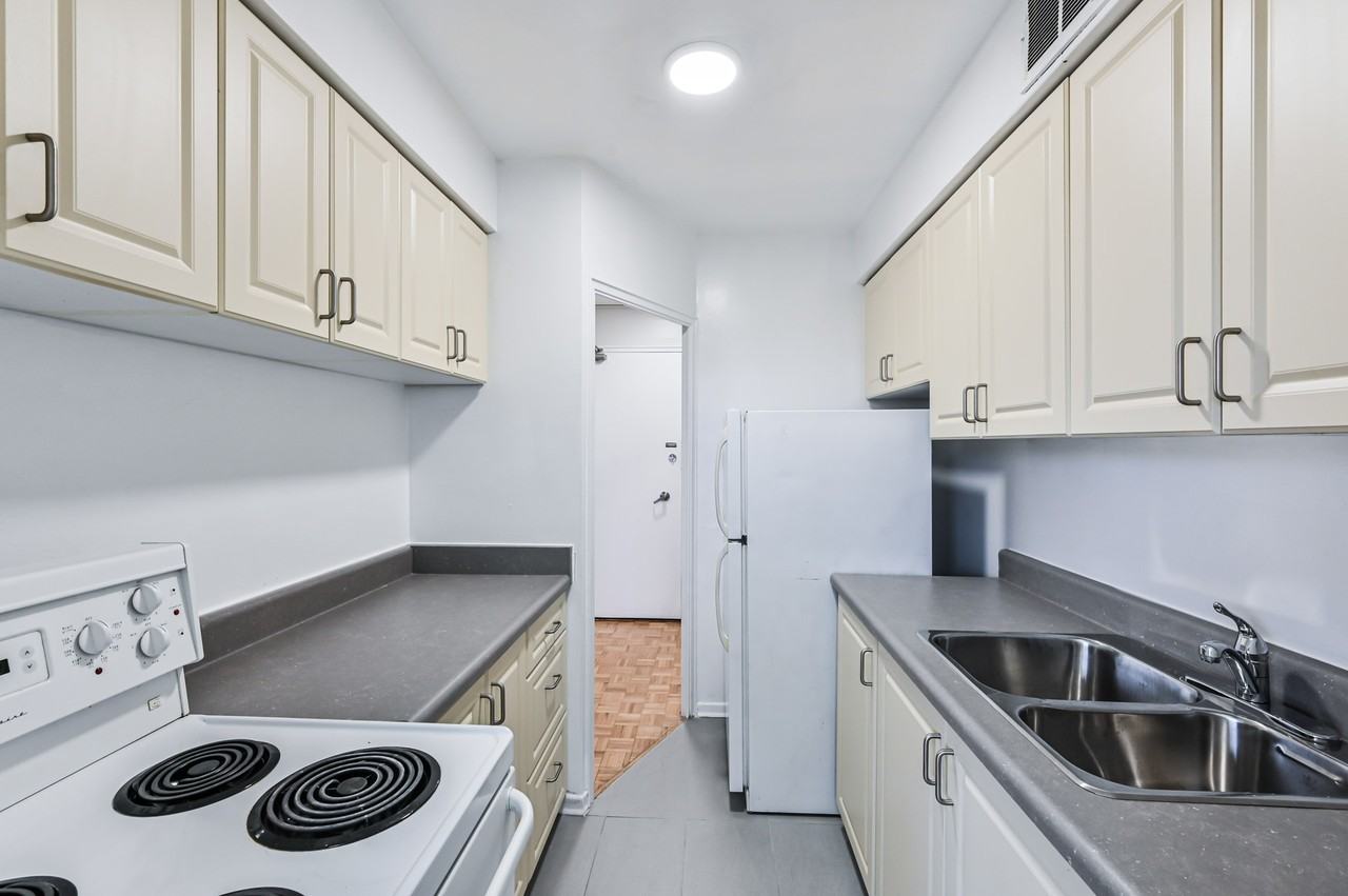 Davisville Tower - Photo 6 of 18