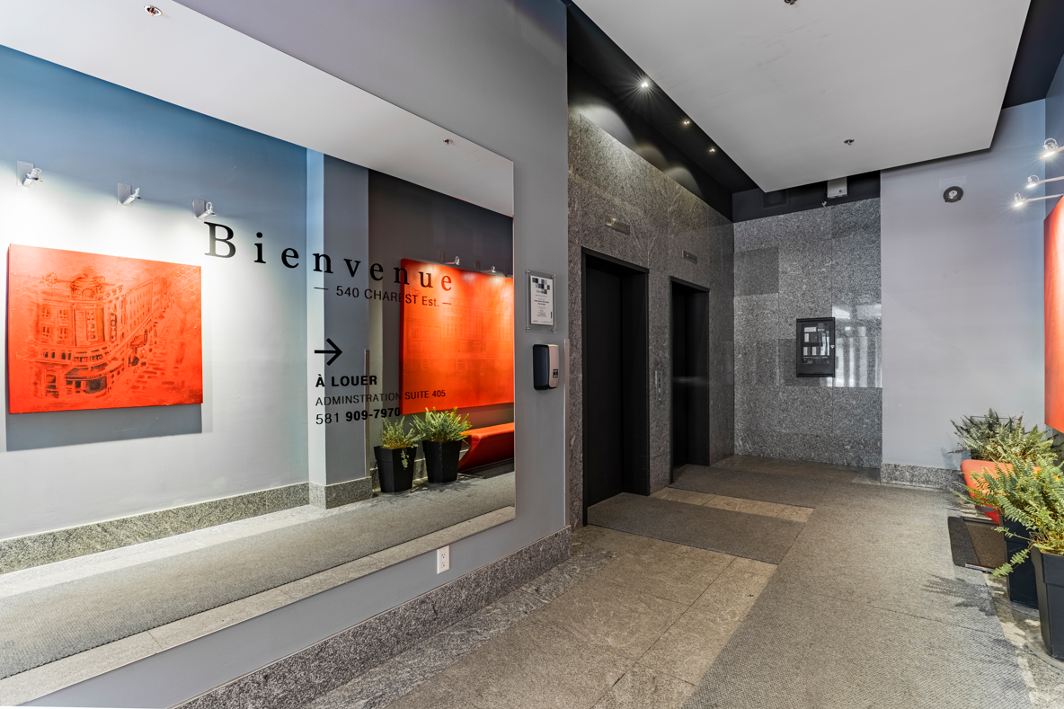 540 Charest Est - Photo 2 of 18